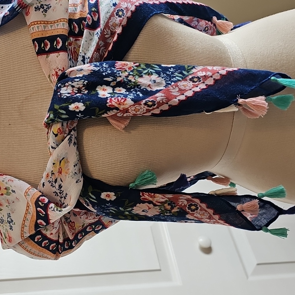 Floral Patterned‎ Scarf with Tassels. By TWIG & ARROW NWT - Picture 3 of 7